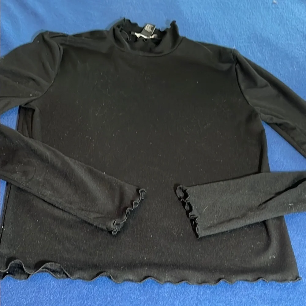 Black ruffle neck crop
